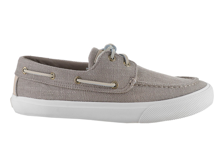Zapato náutico Sperry color taupe con suela blanca y cordones azul claro.