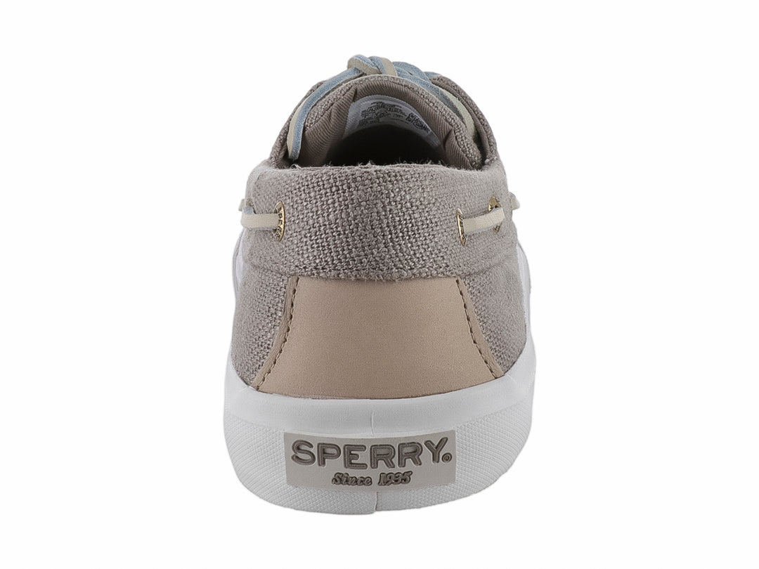 Zapato náutico Sperry color taupe con suela blanca y cordones azul claro.