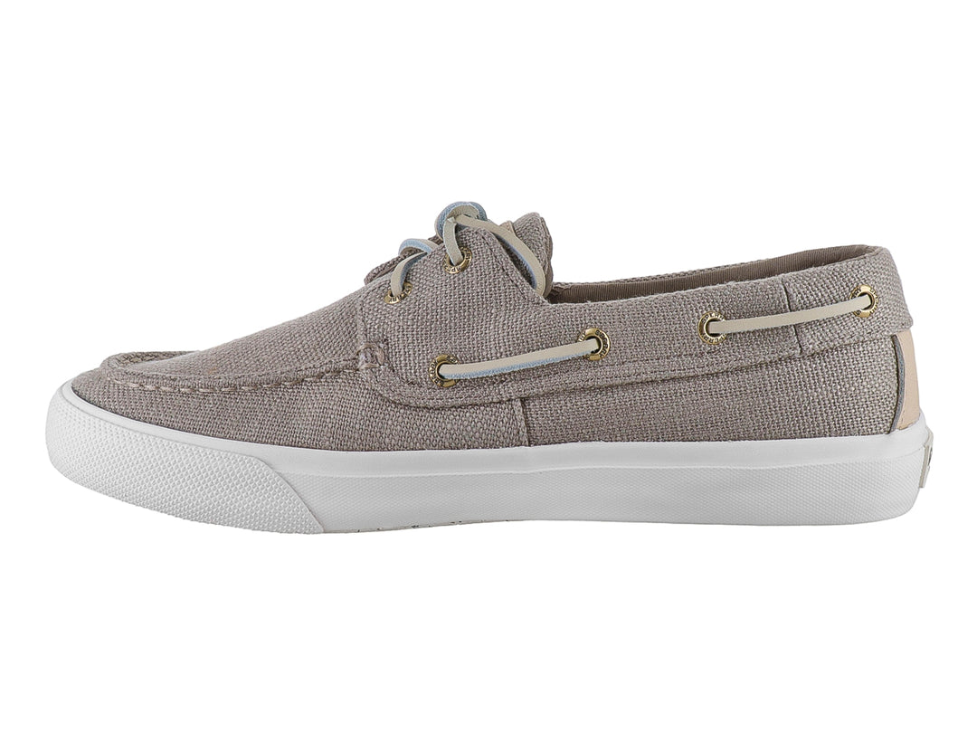 Zapato náutico Sperry color taupe con suela blanca y cordones azul claro.
