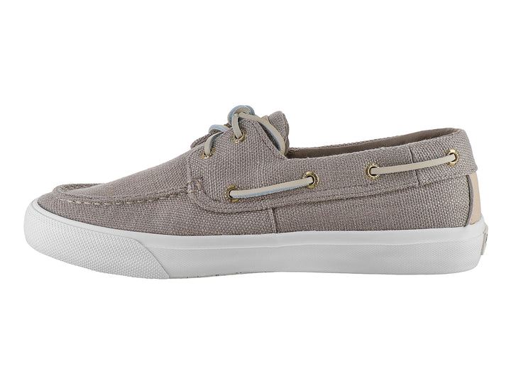 Zapato náutico Sperry color taupe con suela blanca y cordones azul claro.