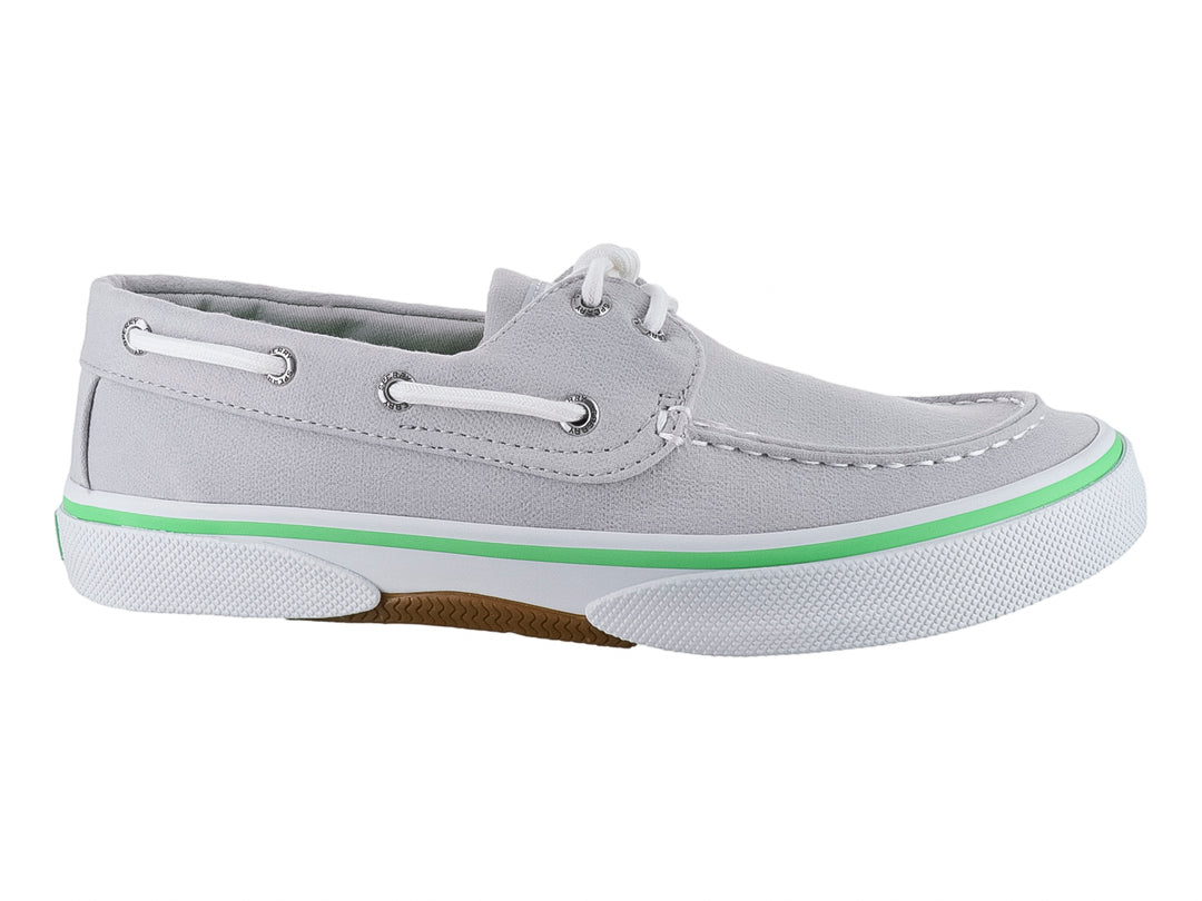 Zapato náutico Sperry de color gris con cordones blancos y una línea verde decorativa en la suela blanca.