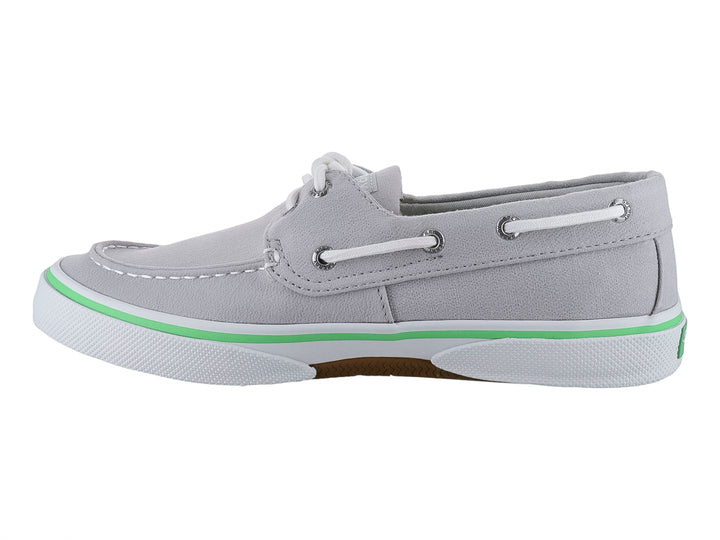 Zapato náutico Sperry de color gris con cordones blancos y una línea verde decorativa en la suela blanca.