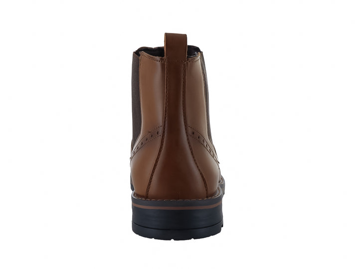 Bota estilo Chelsea de color marrón maple con suela oscura y paneles elásticos laterales.