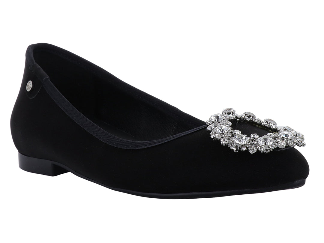Zapato plano negro de terciopelo con un broche circular de cristales brillantes en la punta.