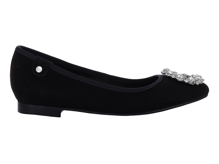 Zapato plano negro de terciopelo con un broche circular de cristales brillantes en la punta.