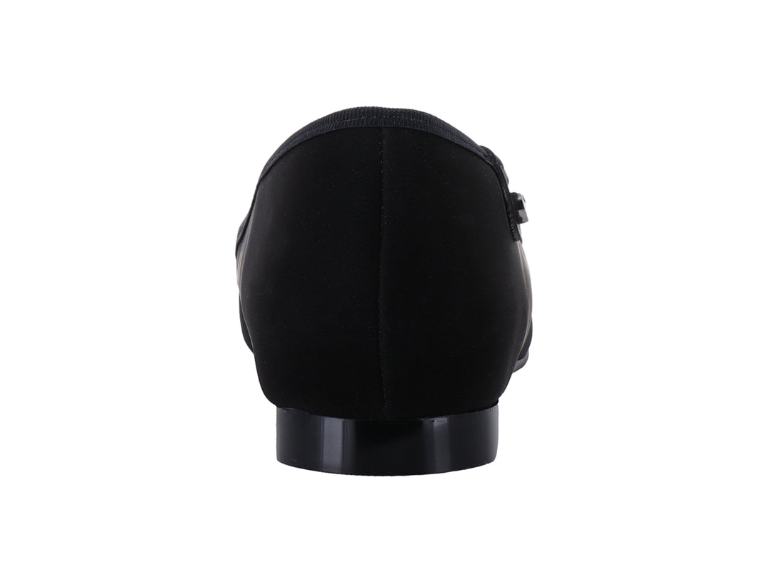 Zapato plano negro de terciopelo con un broche circular de cristales brillantes en la punta.