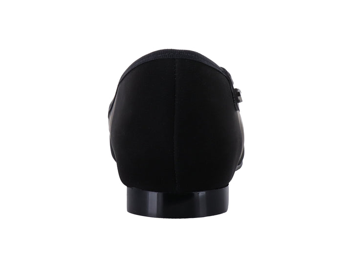 Zapato plano negro de terciopelo con un broche circular de cristales brillantes en la punta.