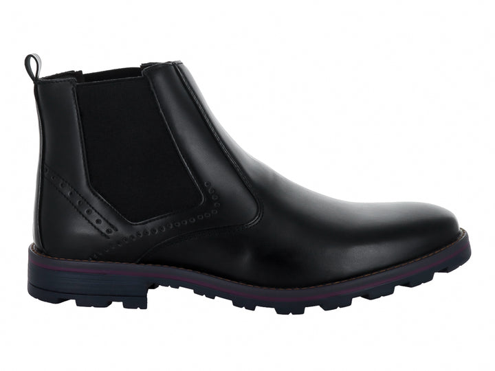 Bota Mariscal de cuero negro estilo Chelsea con suela track en color morado oscuro y detalles perforados.