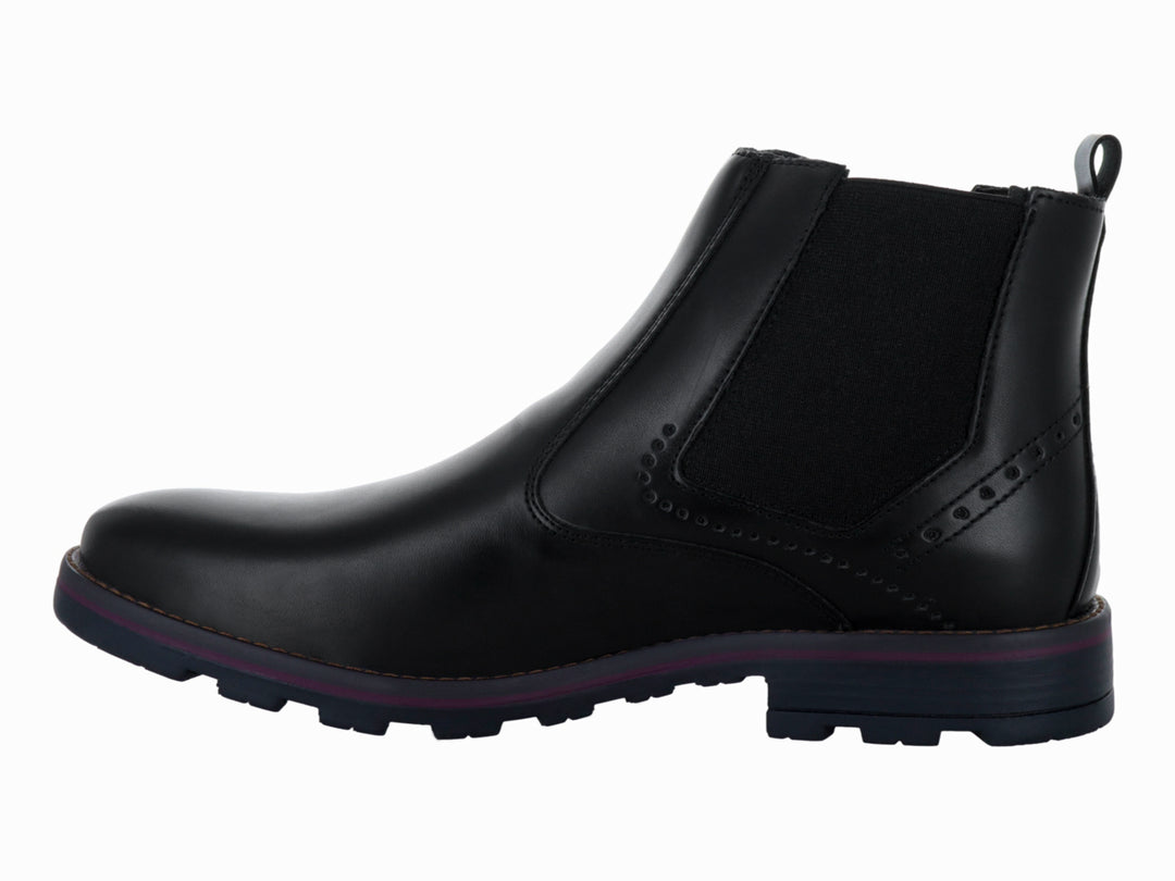 Bota Mariscal de cuero negro estilo Chelsea con suela track en color morado oscuro y detalles perforados.