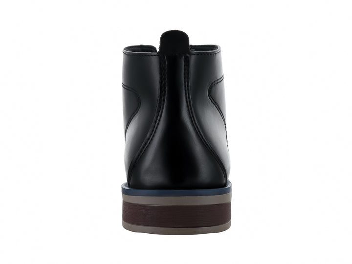 Botín negro de cuero con cordones y suela en tonos marrón y azul.