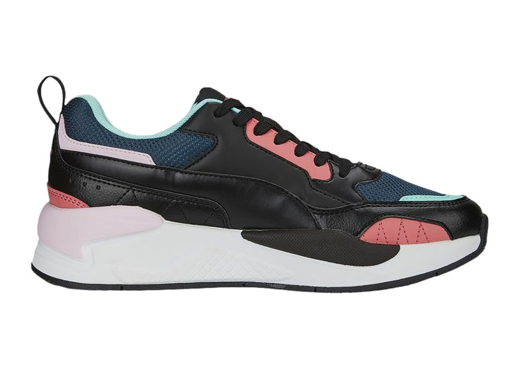 Tenis PUMA X-Ray 2 Square color negro con acentos en rosa y azul y suela blanca gruesa.