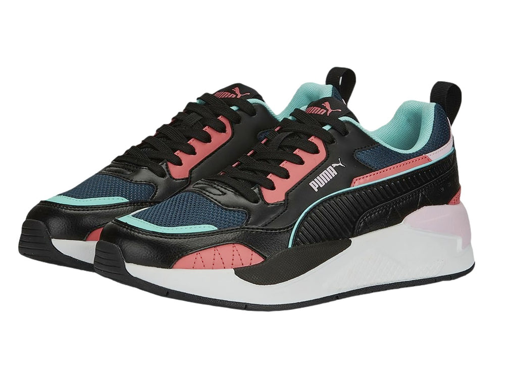 Tenis PUMA X-Ray 2 Square color negro con acentos en rosa y azul y suela blanca gruesa.