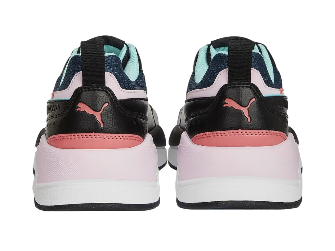 Tenis PUMA X-Ray 2 Square color negro con acentos en rosa y azul y suela blanca gruesa.