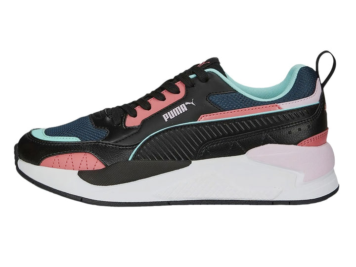 Tenis PUMA X-Ray 2 Square color negro con acentos en rosa y azul y suela blanca gruesa.