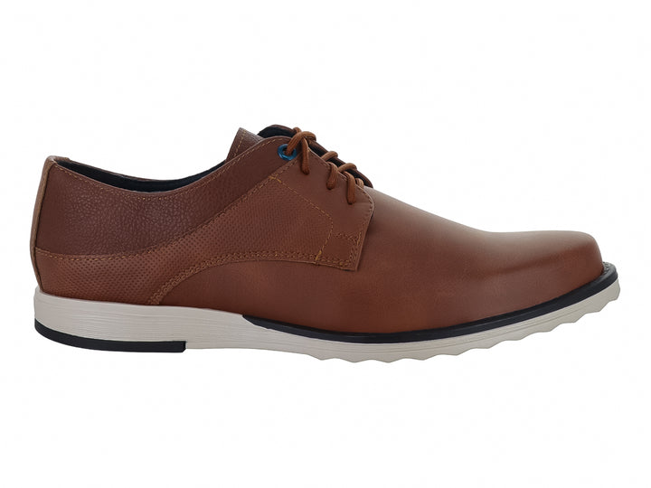 Zapato casual para hombre en color tan con cordones y suela blanca y negra.