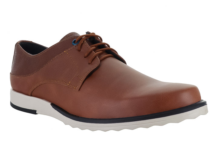 Zapato casual para hombre en color tan con cordones y suela blanca y negra.