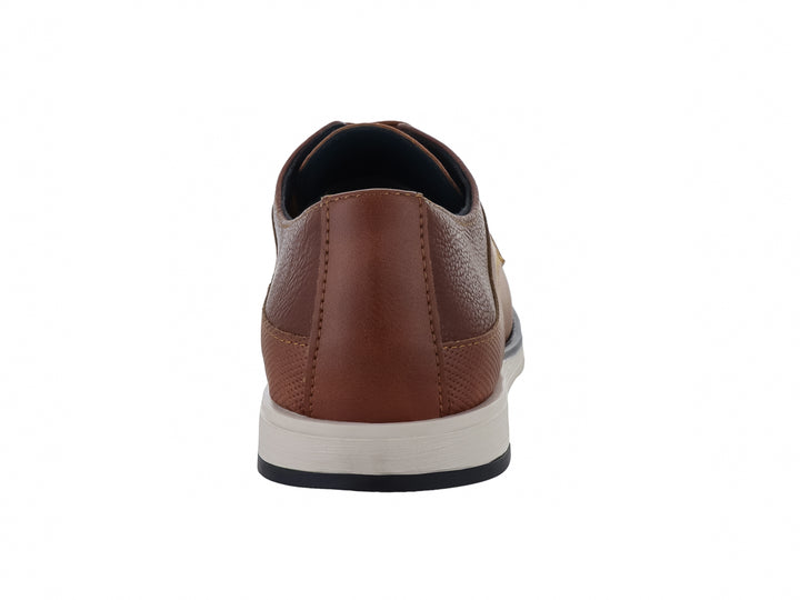 Zapato casual para hombre en color tan con cordones y suela blanca y negra.