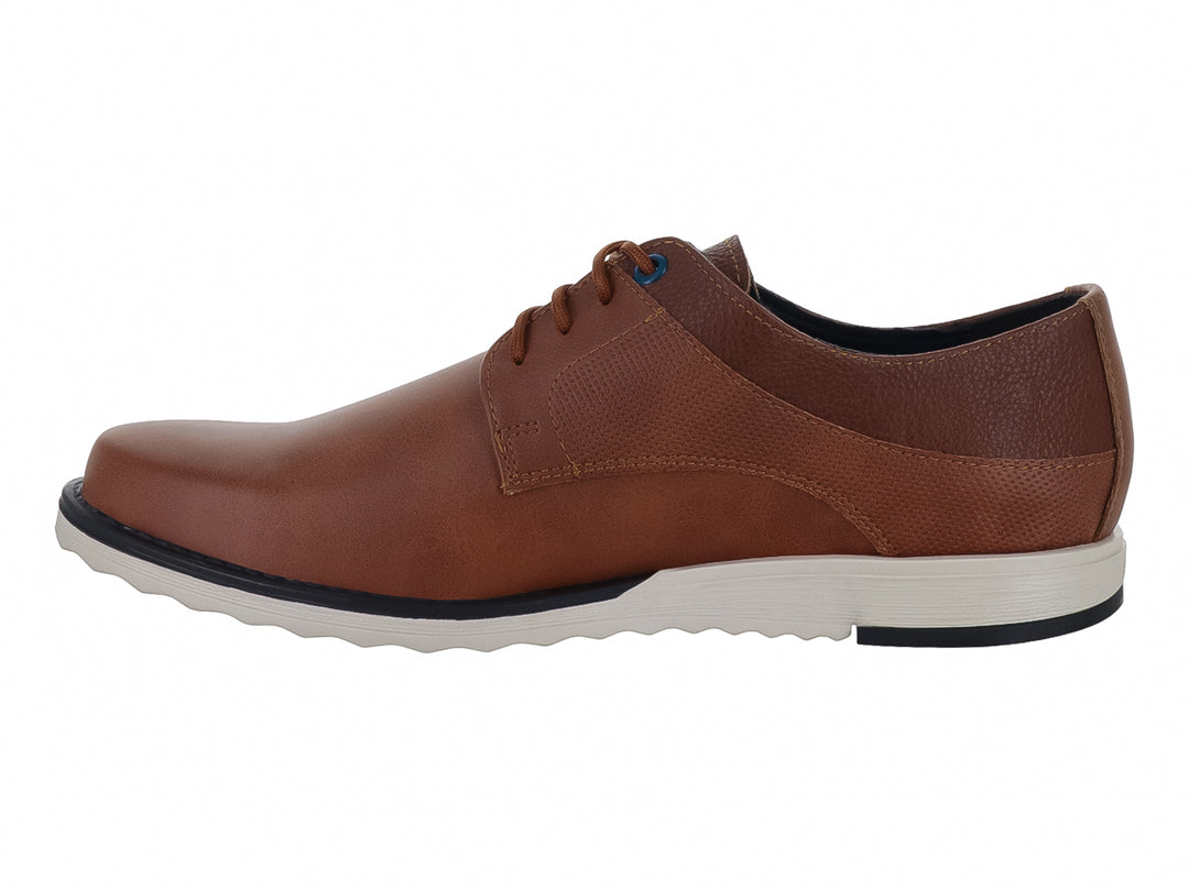 Zapato casual para hombre en color tan con cordones y suela blanca y negra.