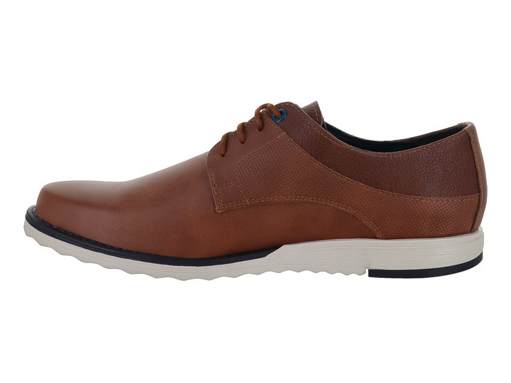 Zapato casual para hombre en color tan con cordones y suela blanca y negra.