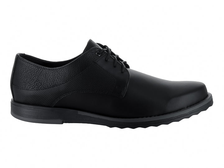 Zapato formal para hombre en color negro con cordones y acabado mixto de texturas.