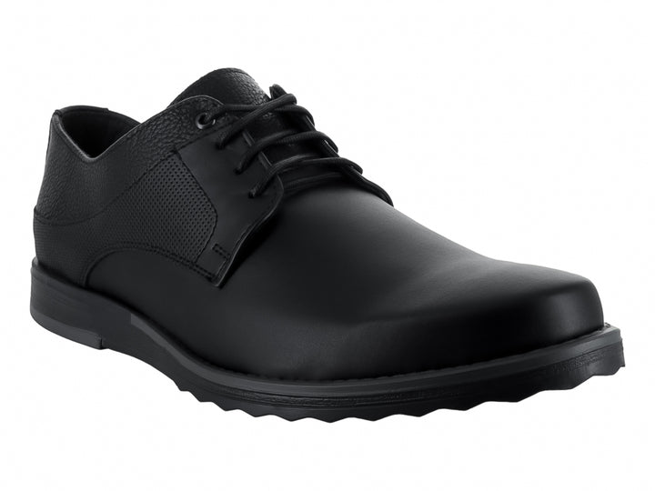 Zapato formal para hombre en color negro con cordones y acabado mixto de texturas.