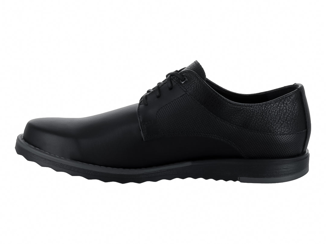 Zapato formal para hombre en color negro con cordones y acabado mixto de texturas.