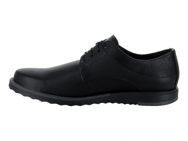 Zapato formal para hombre en color negro con cordones y acabado mixto de texturas.