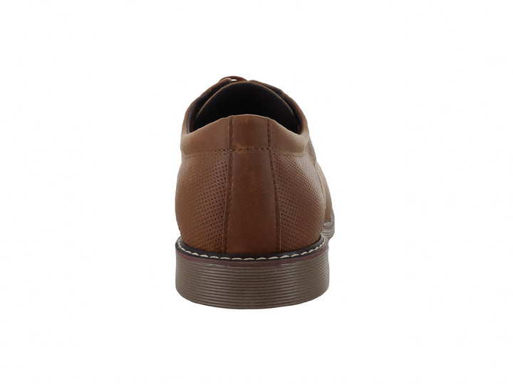 Zapato casual modelo Helsinki Plus en color camel con agujetas y detalle de costura blanca en la suela.
