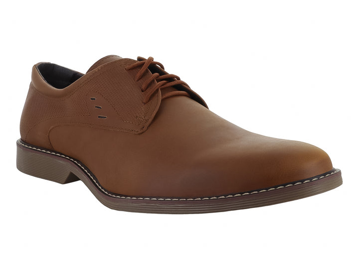 Zapato casual modelo Helsinki Plus en color camel con agujetas y detalle de costura blanca en la suela.