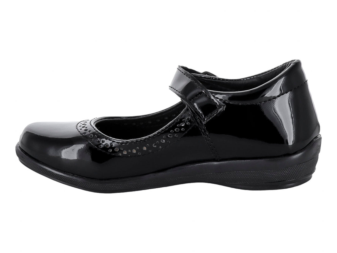 Zapato infantil de charol negro con correa y hebilla plateada.