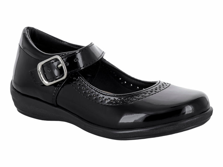 Zapato infantil de charol negro con hebilla plateada y detalles perforados en el empeine.