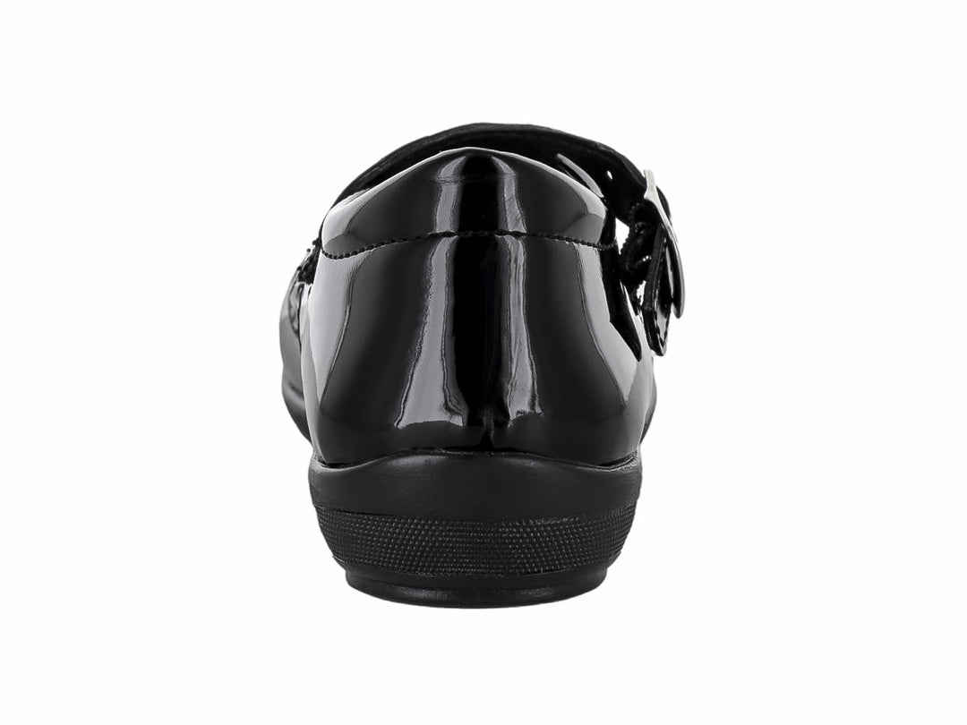 Zapato infantil de charol negro con hebilla plateada y detalles perforados en el empeine.