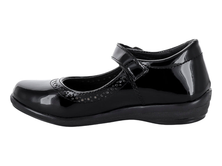 Zapato infantil de charol negro con hebilla plateada y detalles perforados en el empeine.