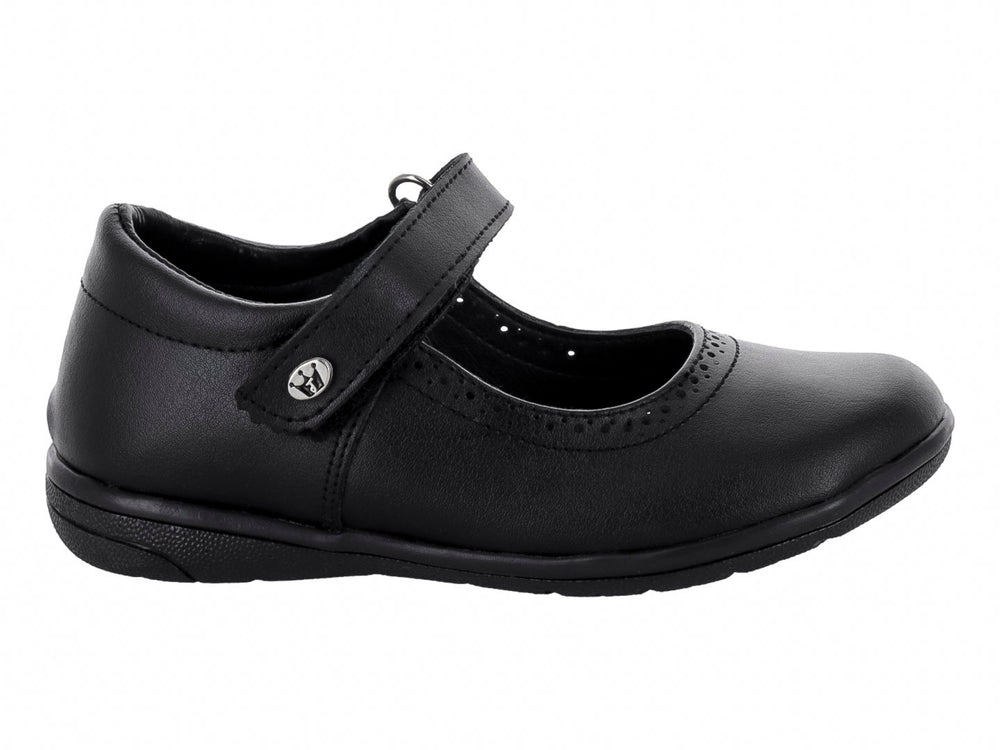 Zapato negro para niña estilo Mary Jane con correa de velcro y detalles perforados en el empeine.