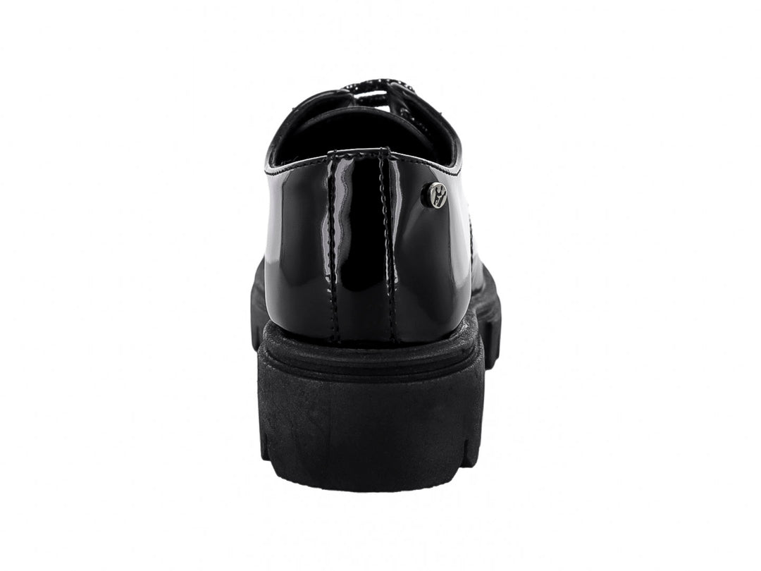 Zapato negro de charol con suela track gruesa y agujetas brillantes.