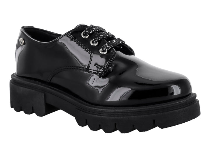 Zapato negro de charol con suela track gruesa y agujetas brillantes.