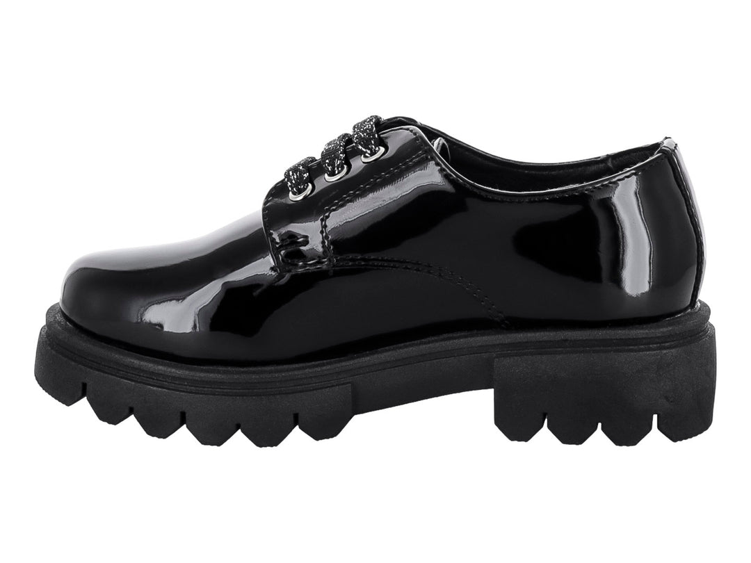 Zapato negro de charol con suela track gruesa y agujetas brillantes.