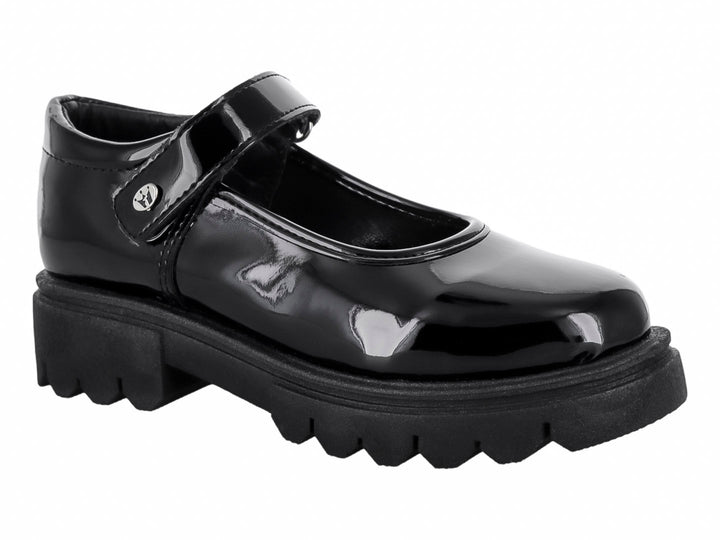 Zapato infantil negro de charol con correa y suela gruesa dentada.