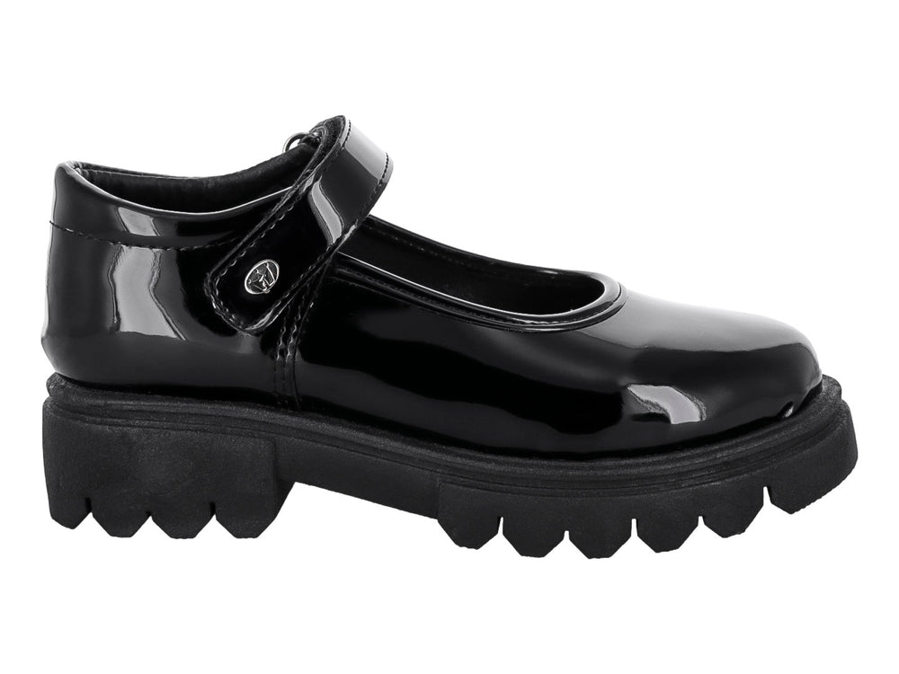 Zapato infantil negro de charol con correa y suela gruesa dentada.