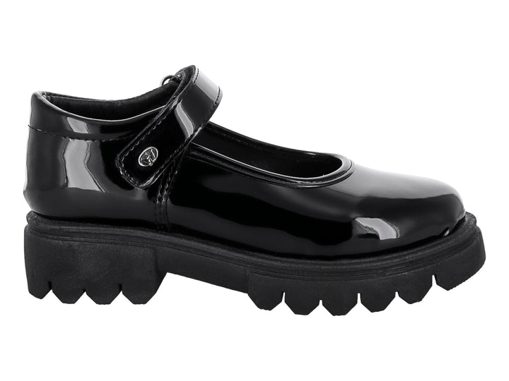 Zapato infantil negro de charol con correa y suela gruesa dentada.