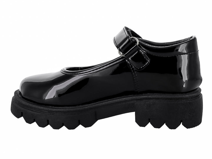 Zapato infantil negro de charol con correa y suela gruesa dentada.