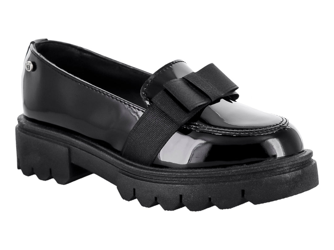 Zapato mocasín infantil de charol negro con moño y suela track gruesa.