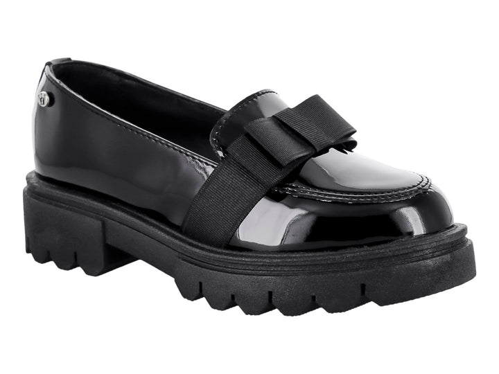 Zapato mocasín infantil de charol negro con moño y suela track gruesa.