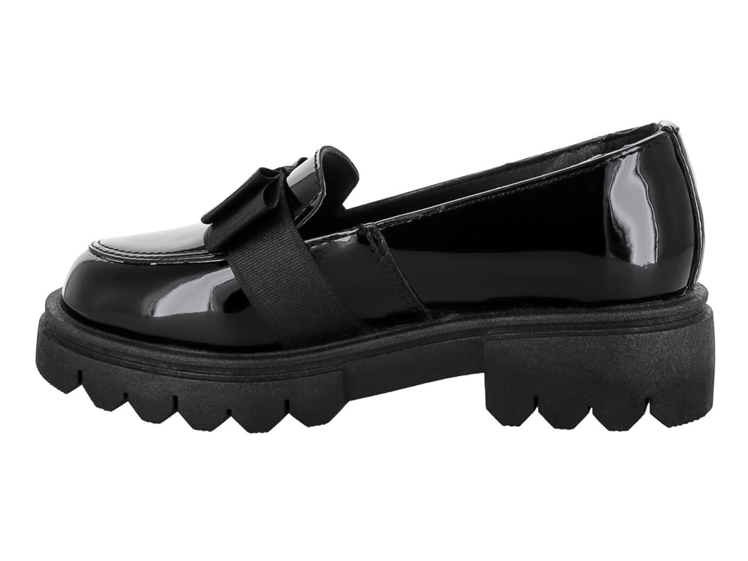 Zapato mocasín infantil de charol negro con moño y suela track gruesa.