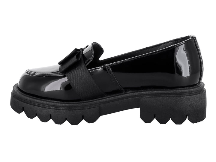 Zapato mocasín infantil de charol negro con moño y suela track gruesa.