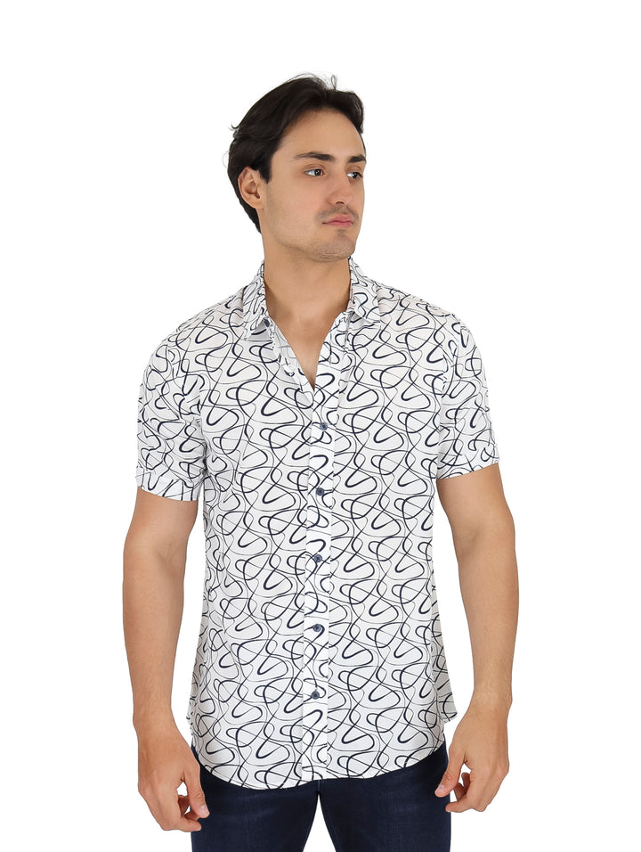 Hombre vistiendo camisa blanca de manga corta con estampado abstracto en líneas negras, corte slim.