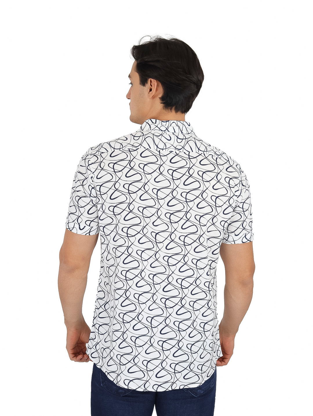 Hombre vistiendo camisa blanca de manga corta con estampado abstracto en líneas negras, corte slim.