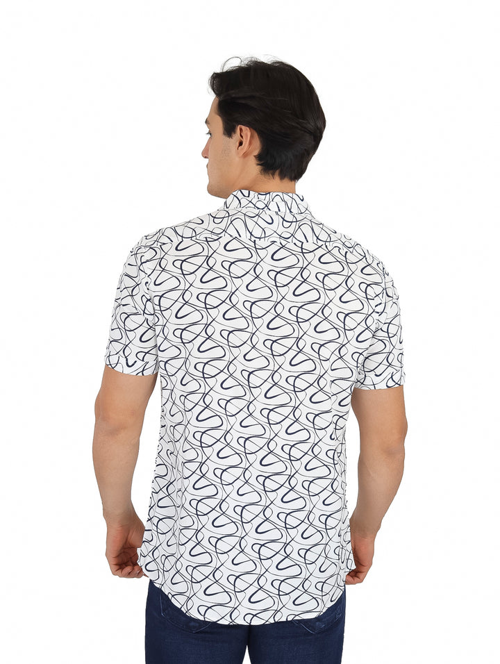 Hombre vistiendo camisa blanca de manga corta con estampado abstracto en líneas negras, corte slim.
