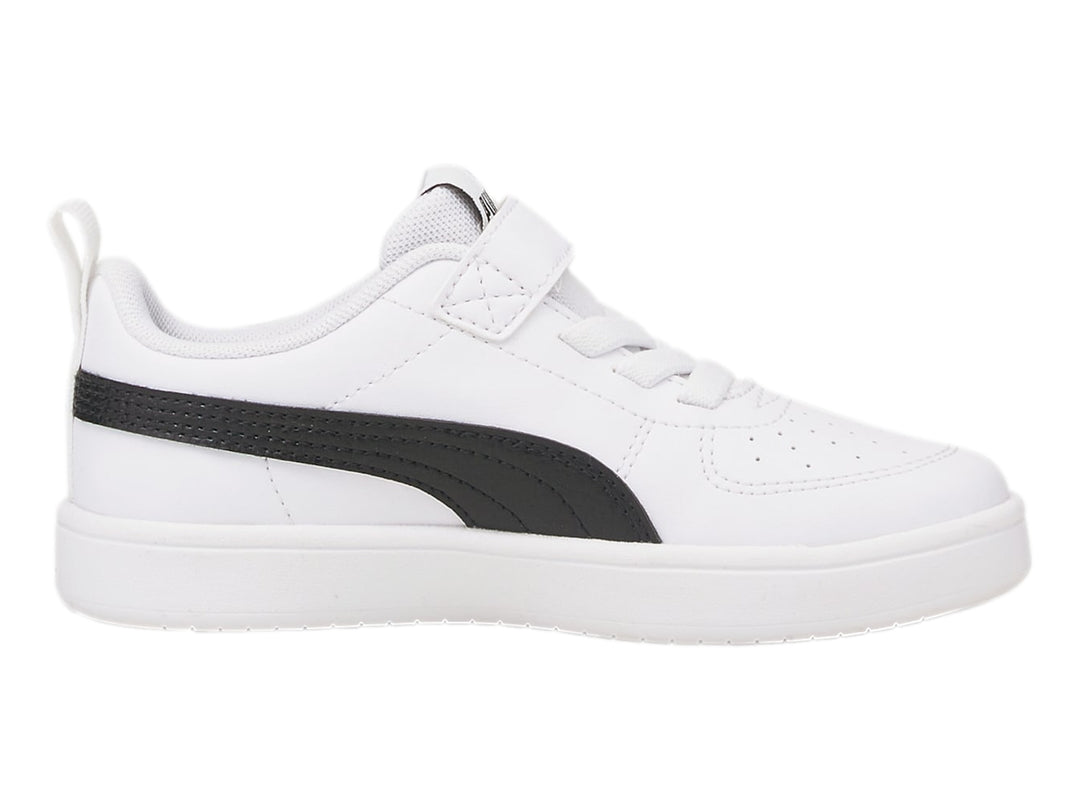Tenis PUMA blancos para niño con franja negra lateral y correa de velcro.