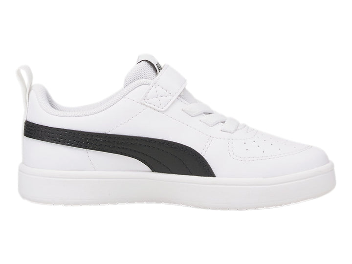 Tenis PUMA blancos para niño con franja negra lateral y correa de velcro.